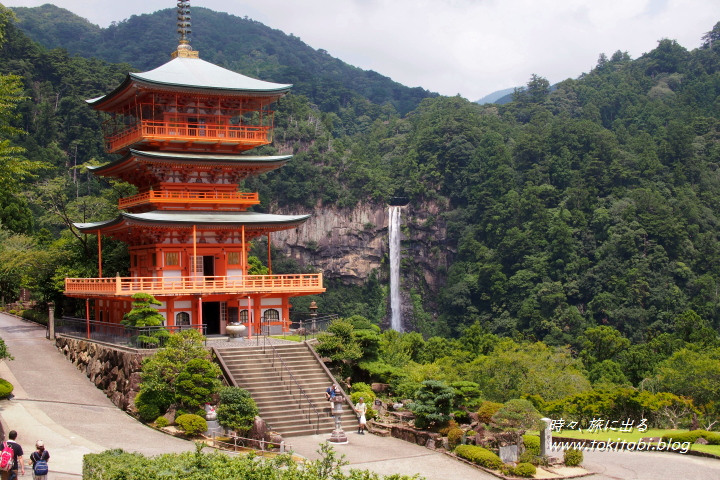 那智山青岸渡寺の三重塔と背景に那智の滝 