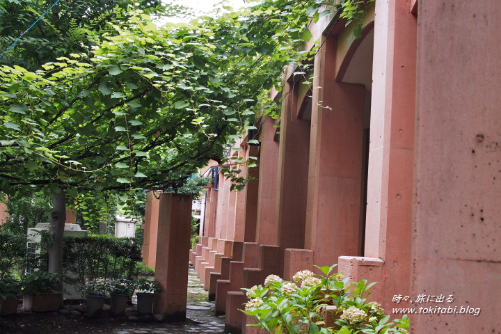コミュニティーセンター進修館　柱が続く建物近景（埼玉県宮代町）