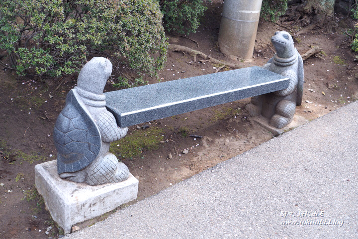 密蔵院　参道脇のベンチ（埼玉県川口市安行）