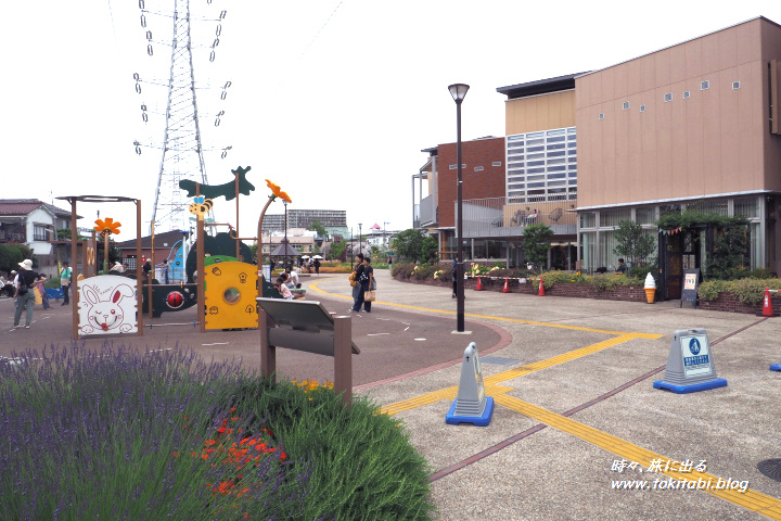 尾久八幡神社の東側にある宮前公園と足立区立尾久図書館（東京都荒川区）