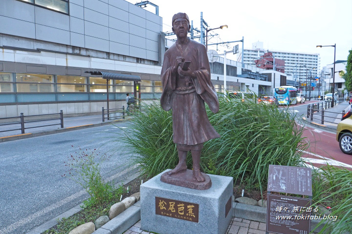 南千住駅前に立つ松尾芭蕉像（東京都荒川区南千住）