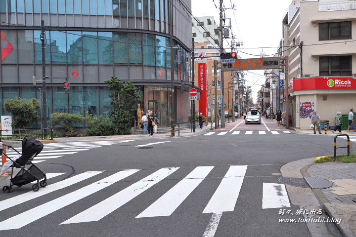旧日光街道と大踏切通りが交わる交差点（東京都足立区千住）