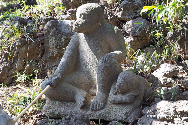 田子山富士塚　猿の親子像（埼玉県志木市）