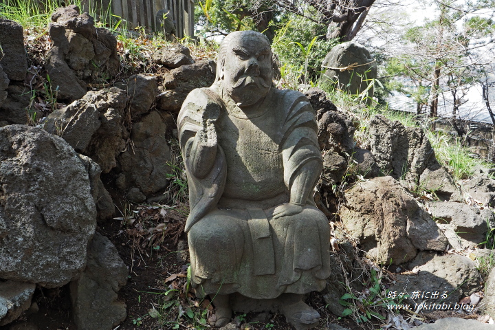田子山富士塚　天狗坐像（埼玉県志木市）