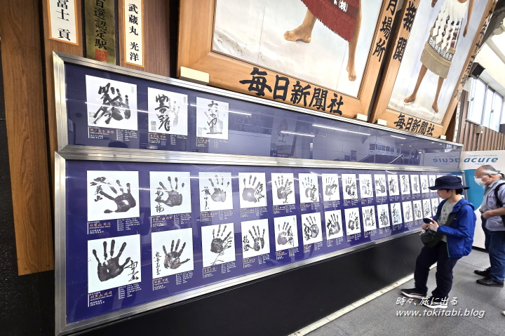 両国駅構内に架かる36人の横綱の手形（東京都墨田区）