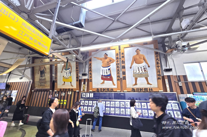 両国駅構内の大きな横綱力士の写真パネル（東京都墨田区）