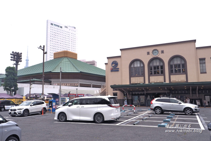 両国駅の左手には両国国技館（東京都墨田区）